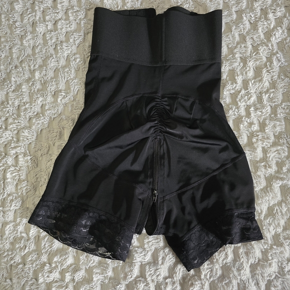 High-Waist Black Shaping Shorts with Lace Trim - Picture 5 of 9
